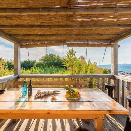 Moderne In Privlaka Mit Terrasse, Garten Und Grill דירה