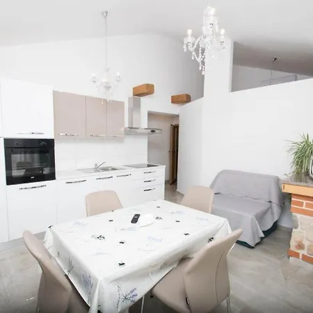Moderne In Privlaka Mit Terrasse, Garten Und Grill